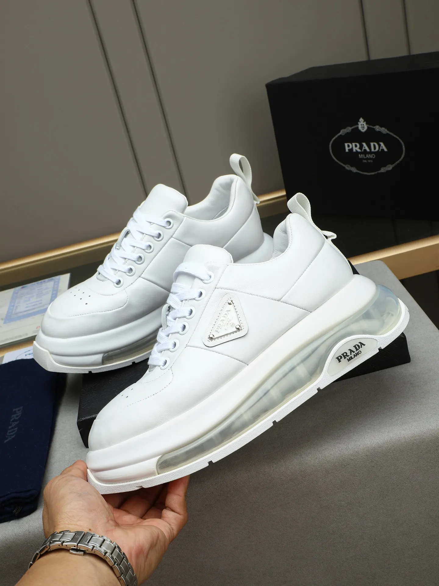 Men's shoes 💰640 Prada/Prada Men's casual shipping, imported cowhide upper, prada triangle logo, lambskin lining, original air cushion sole, rubber sewing process, rubber bottom layer, excellent shock absorption effect, comfortable on the feet! Size: 39-44 (38 45 customized)